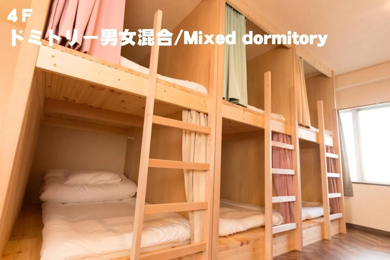 Red Helmet House & Sports Bar Hiroshima 호스텔